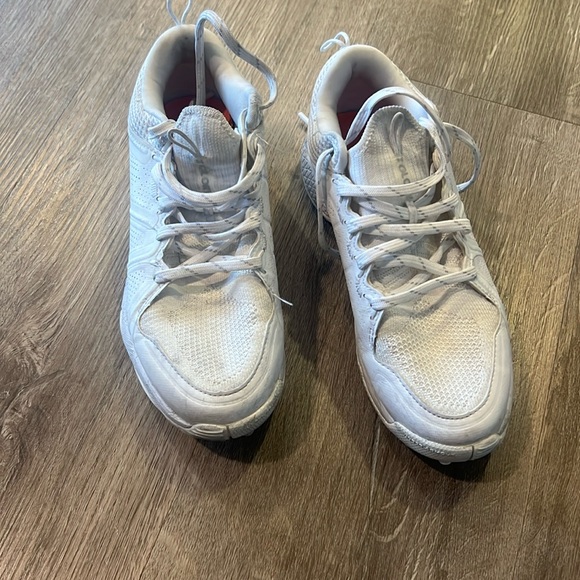 White US 5.5 under Armour glory turf shoes - Picture 2 of 5